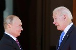 Joe Biden (d), y Vladímir Putin.
